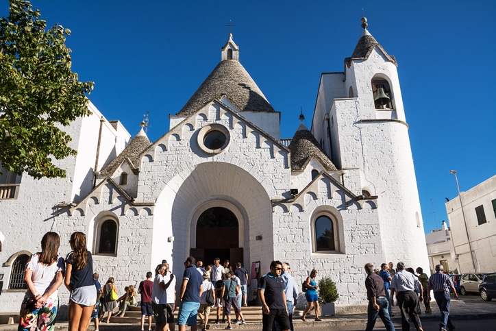 תיירים מבקרים בכנסיית סנט אנטוניו הבנויה בסגנון הטרולי