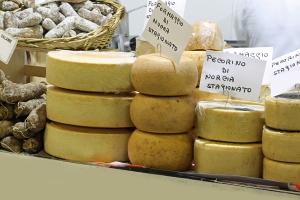 גבינה בשוק האוכל בפרוג'ה שבאיטליה
