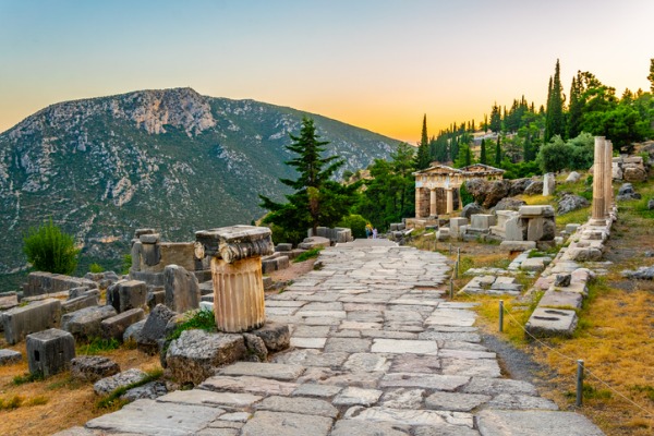 האוצר של אנשי אתונה בדלפי, עתיקות מהממות על רקע נוף הררי