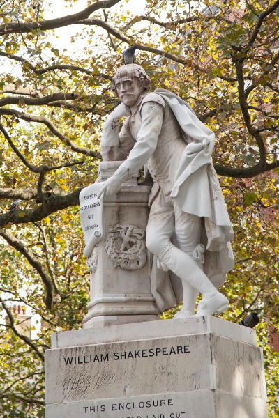 הפסל של שייקספיר בכיכר לסטר