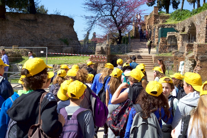 קבוצת ילדים מטיילת ברומא
