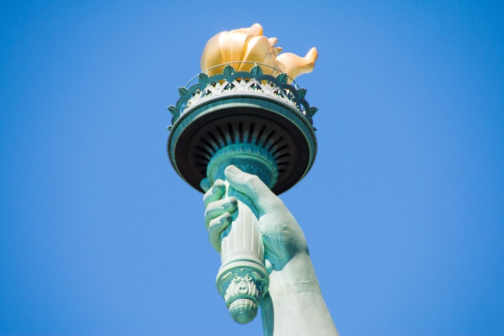הלפיד של פסל החירות - מסמל לאמרקיאים את התקוה ואת האור (פעם היו מטפסים עליו). 