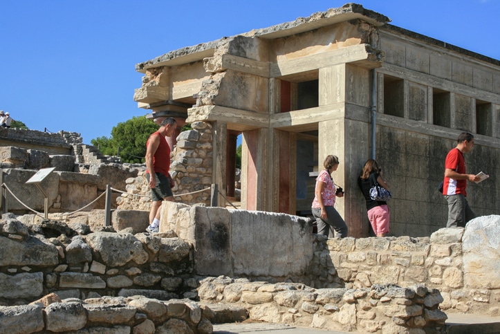 מבקרים בארמון קנוסוס