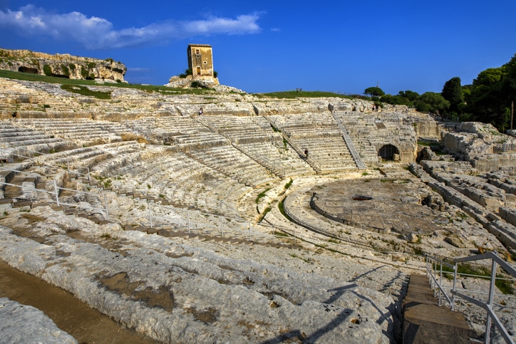 תיאטרון היווני העתיק בפארק הארכיאולוגי של ניפוליס סירקוזה