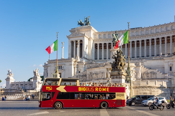 אוטובוס התיירים על רקע פיאצה ונציה