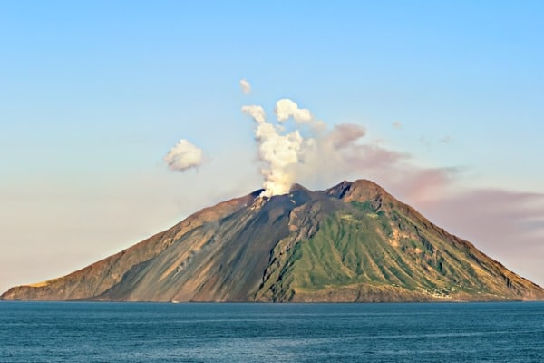 הר הגעש בעת התפרצות, מחזה תדיר באי