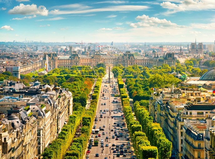 רחוב השאנז אליזה האייקוני - אחד ממקומות הלינה המבוקשים והחווייתיים בפריז