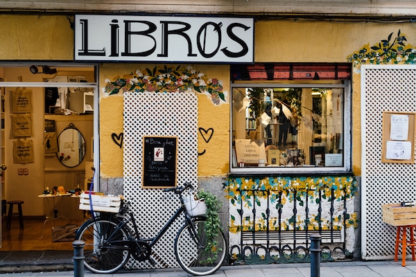 חנות ספרים טרנדית ברובע מלסניה במדריד