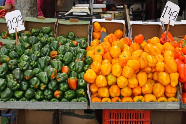 ירקות טריים בשוק - המקום המושלם לקנות מוצרים מקומיים