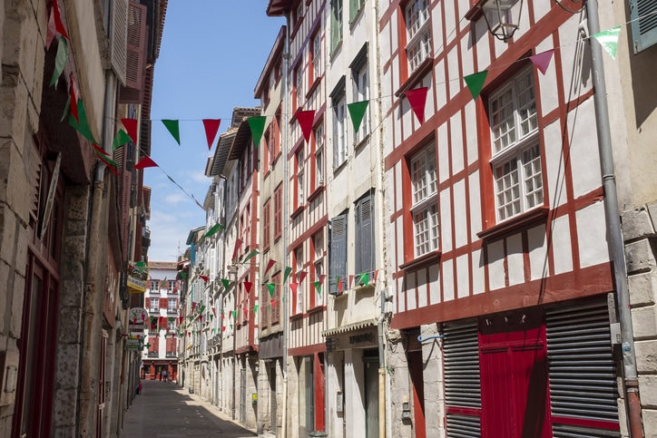 רחובות באיון מקושטים לכבוד Fêtes de Bayonne