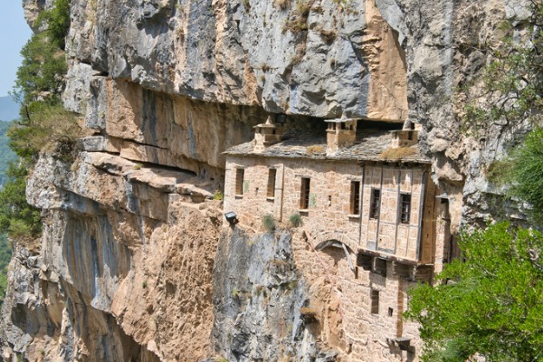 מנזר קיפיניה (Kipinas Monastery ) הטבוע בסלע, אותו תוכלו לראות ולחקור בסיור 