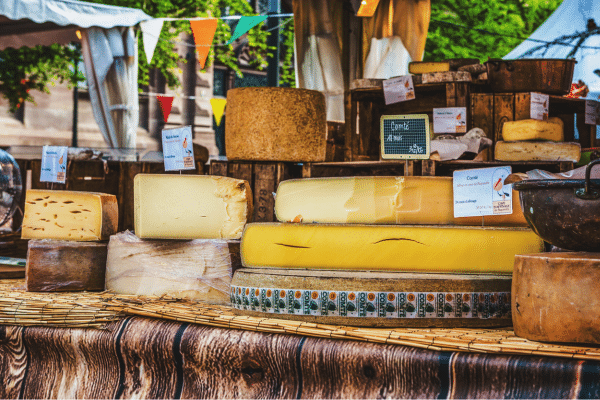 דוכן גבינות בשוק בשטרסבורג
