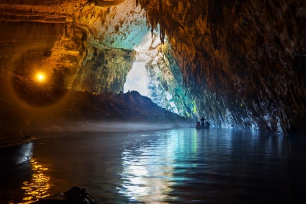 צבעים ואורות משתלבים במערת מליסאני