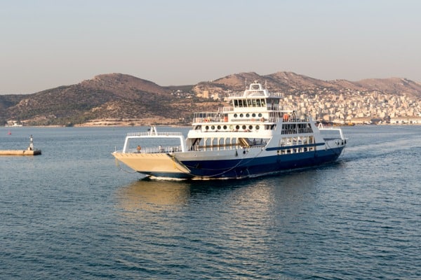 מעבורת נוסעים בין איים ביוון