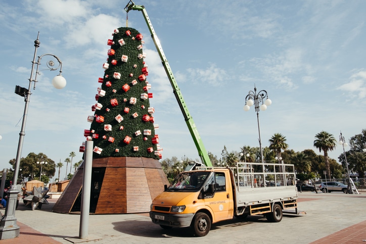 הקמת עץ חג מולד בלרנקה