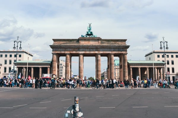 תיירים בשער ברנדנבורג ברלין